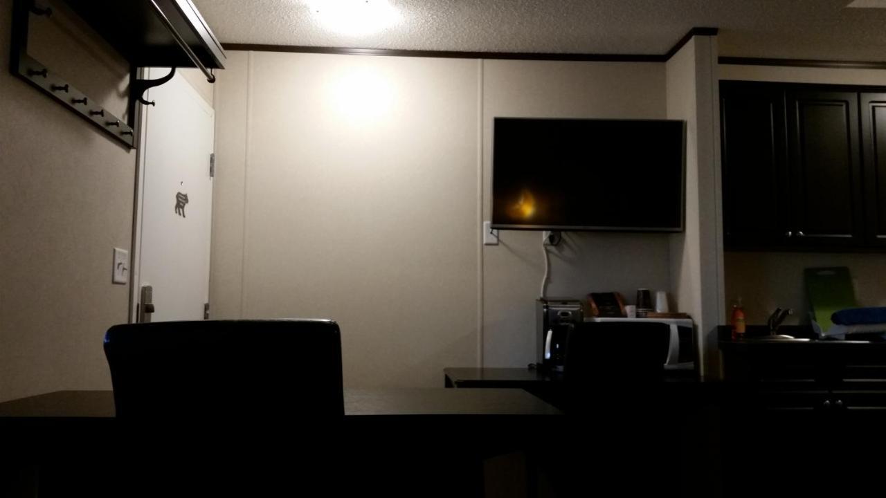 Bear'S Den Lodge Shaunavon Екстериор снимка