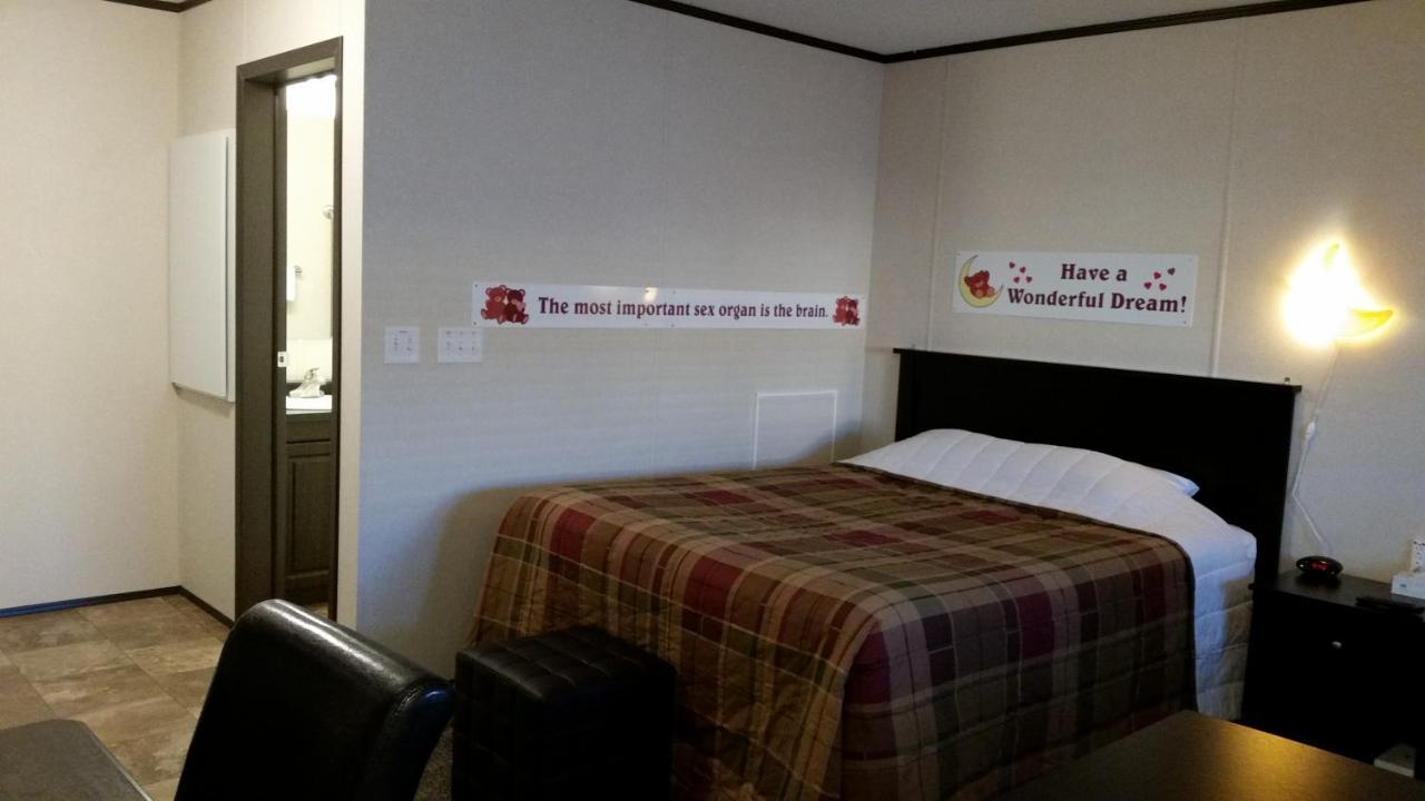 Bear'S Den Lodge Shaunavon Екстериор снимка